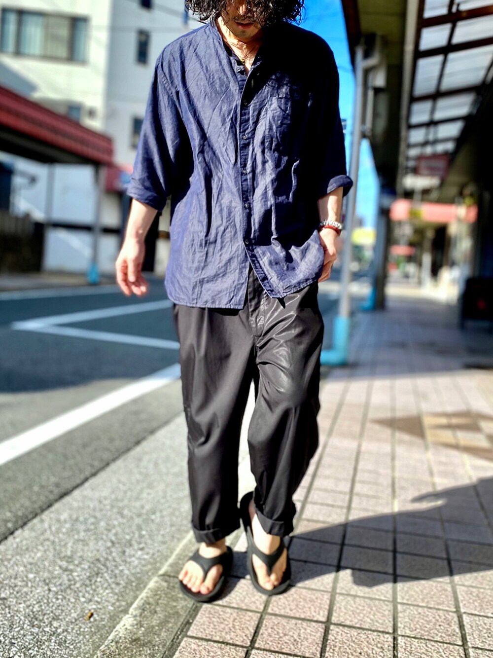 「ビッグシルエット、UNIQLO、UNIQLO U、UNIQLOコーデ、スタンドカラー、スタンドカラーシャツ、リネンシャツ、イージーパンツ、ワイドパンツ、ユニクロ、ユニクロコーデ、ユニクロU、きれいめカジュアル、バンドカラーシャツ、シャツスタイル」｜「UNIQLOのリネンコットンスタンドカラーシャツ（長袖）（シャツ/ブラウス、ブルー系）」を使った、KEITA(ΦωΦ)さん（メンズ・182cm）の秋コーディネートの1枚目の写真