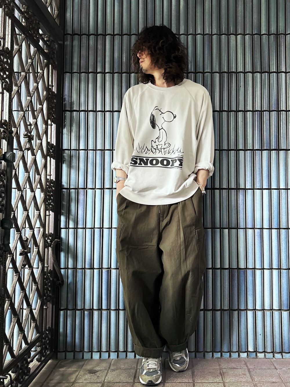 「春めき満開コーデ、春色、スウェット、スウェットコーデ、スウェットトップス、スヌーピー、ＳＮＯＯＰＹ、UT、PEANUTS、ピーナッツ、カーゴパンツ、カーゴパンツコーデ、ヒザデルパンツ、ミリタリーコーデ、ミリタリーパンツ」｜「UNIQLOのアイテム（スウェット、グレー系）」を使った、KEITA(ΦωΦ)さん（メンズ・182cm）の春コーディネートの1枚目の写真