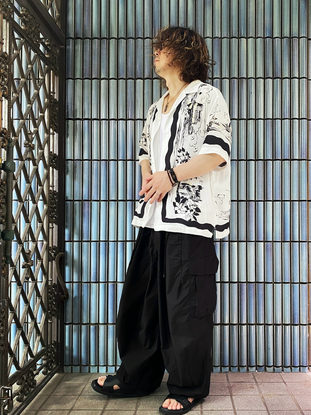 「休日スタイル、きれいめカジュアル、夏コーデ、アロハシャツ、アロハシャツコーデ、リゾートスタイル、NEEDLES、ヒザデルパンツ、カーゴパンツ、カーゴパンツコーデ、sublime、柄シャツ、ミリタリー、ミリタリーパンツ、ミリタリーコーデ」｜「H&Mのアイテム（シャツ/ブラウス、ホワイト系）」を使った、KEITA(ΦωΦ)さん（メンズ・182cm）の夏コーディネートの1枚目の写真