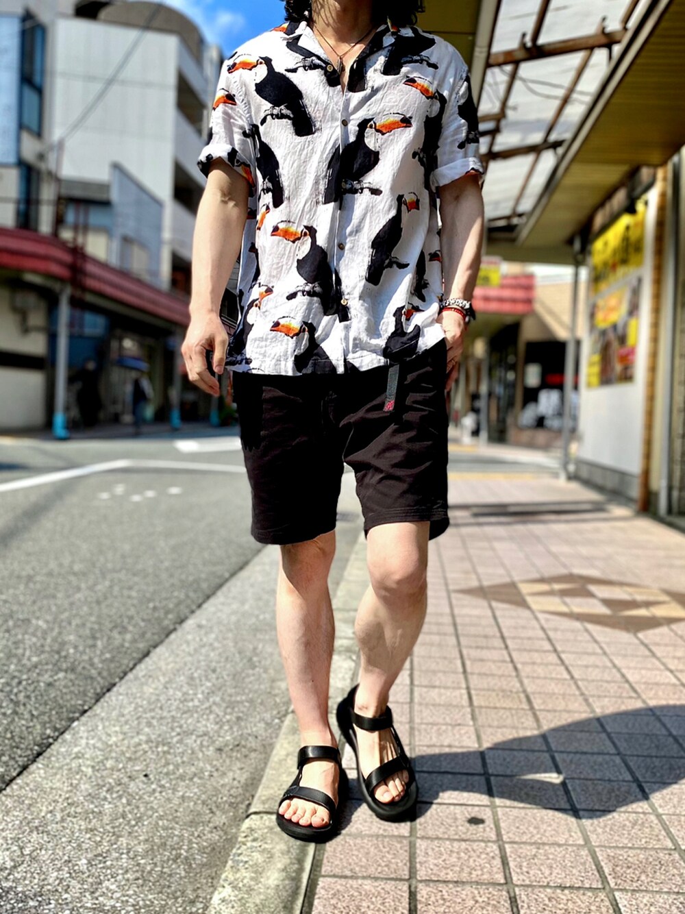 「アロハシャツ、アロハ柄、オープンカラーシャツ、H&M、GRAMICCI、グラミチ、teva、テバ、スポーツサンダル、ハーフパンツ、ショートパンツ、ショーツ、モノトーン、モノトーンコーデ、柄シャツ」｜「H&Mのアイテム（シャツ/ブラウス、その他）」を使った、KEITA(ΦωΦ)さん（メンズ・182cm）の夏コーディネートの1枚目の写真