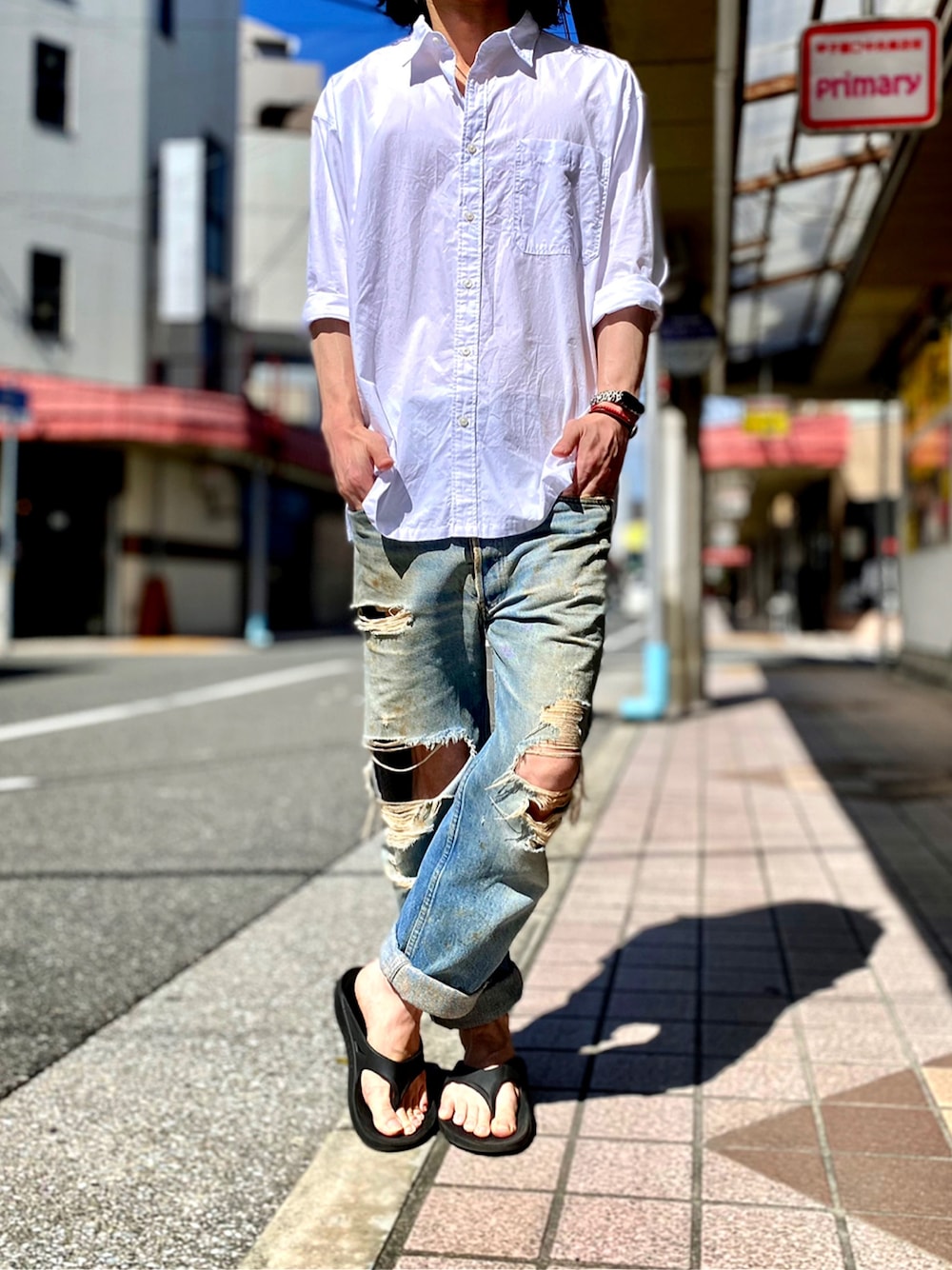 「501、501xx、ダメージデニムパンツ、ダメージデニム、リメイク、リメイクジーンズ、リメイクデニム、JWANDERSON、JW Anderson x UNIQLO、oofos、ウーフォス、グランジ、グランジコーデ、リーバイス501、白シャツ」｜「UNIQLOのエクストラファインコットンブロードオーバーサイズシャツ（長袖）（シャツ/ブラウス、ホワイト系）」を使った、KEITA(ΦωΦ)さん（メンズ・182cm）の秋コーディネートの1枚目の写真