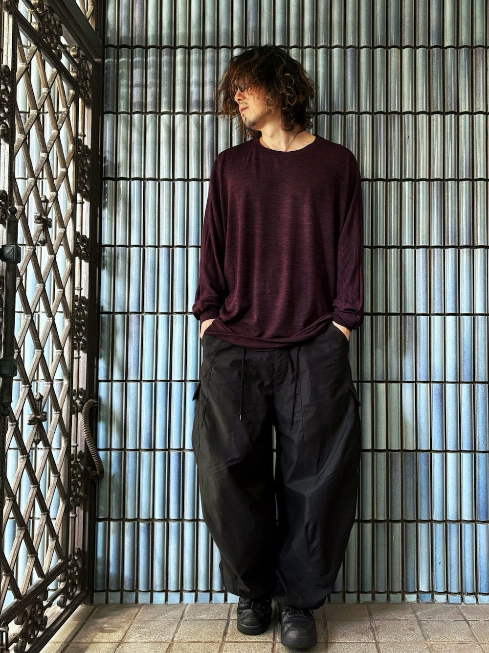 「ニット、古着MIX、日常に魔法を、ブラウン、ニードルス、ニードルズ、ヒザデルパンツ、カーゴパンツ、カーゴパンツコーデ、パープル、パープルコーデ、秋コーデ、セーター、ドルマンスリーブ、古着コーデ」｜「wood which flowsのアイテム（ニット/セーター、パープル系）」を使った、KEITA(ΦωΦ)さん（メンズ・182cm）の秋コーディネートの1枚目の写真