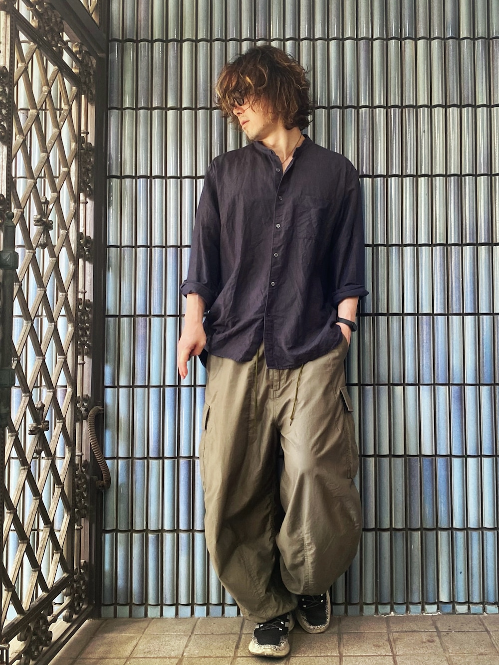 「シンプルコーデ、古着MIX、リネンシャツ、NEEDLES、Needles ニードルズ、ニードルス、ニードルズ、ヒザデルパンツ、カーゴパンツ、カーゴパンツコーデ、ネイビー×カーキ、シャツスタイル、ミリタリーパンツ、ミリタリー、ミリタリーコーデ」｜「UNIQLOのリネンコットンスタンドカラーシャツ（長袖）（シャツ/ブラウス、ブルー系）」を使った、KEITA(ΦωΦ)さん（メンズ・182cm）の春コーディネートの1枚目の写真