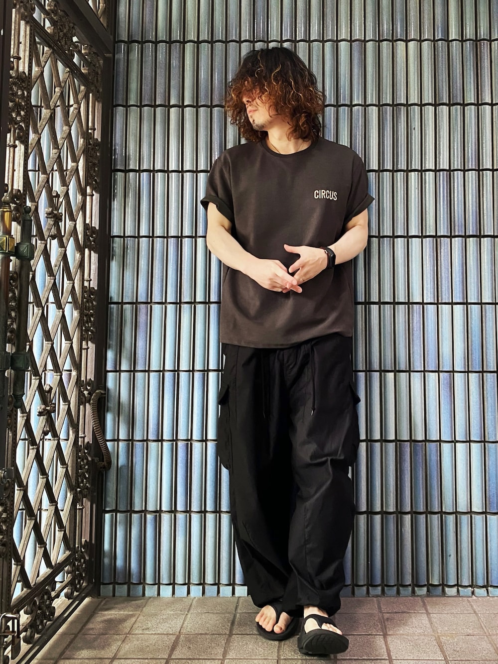 「夏コーデ、ニードルズ、ニードルス、NEEDLES、ヒザデルパンツ、カーゴパンツ、カーゴパンツコーデ、ワイドカーゴパンツ、oofos、ウーフォス、刺繍トップス、モノトーン、リカバリーサンダル、サンダル、夏だ！Tシャツ着よう！」｜「CHANGE WELLのアイテム（Tシャツ/カットソー、グレー系）」を使った、KEITA(ΦωΦ)さん（メンズ・182cm）の夏コーディネートの1枚目の写真