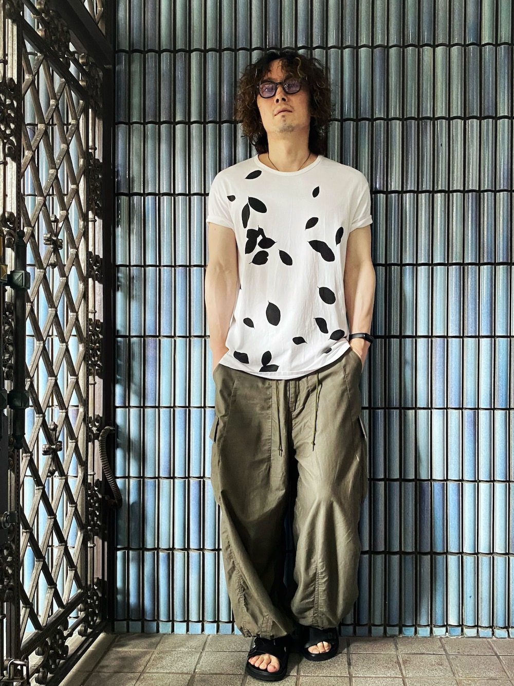 「アウトドアスタイル、秋コーデ、ラッドミュージシャン、LAD MUSICIAN、NEEDLES、ニードルス、ニードルズ、カーゴパンツ、カーゴパンツコーデ、ミリタリーコーデ、ゆるコーデ、オトナカジュアル、シンプルコーデ、サングラス、ワイドパンツ」｜「LAD MUSICIANのLAD MUSICIAN×Lui's(ラッド ミュージシャン×ルイス) 「leaf」Tシャツ（Tシャツ/カットソー、ホワイト系）」を使った、KEITA(ΦωΦ)さん（メンズ・182cm）の秋コーディネートの1枚目の写真