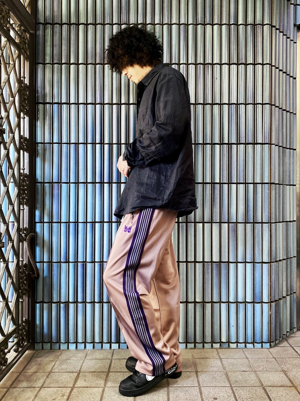 「秋ルック紹介するよ、NEEDLES、needles トラックパンツ、ニードルス、ニードルズ、トラックパンツ、ラインパンツ、スポーツミックス、エアフォースワン、エアフォース1、黒シャツ、オーバーサイズシャツ、ジャージ、ジャージパンツ、AIR FORCE 1」｜「UNIQLOのプレミアムリネンシャツ（長袖）（シャツ/ブラウス、ブラック系）」を使った、KEITA(ΦωΦ)さん（メンズ・182cm）の秋コーディネートの1枚目の写真