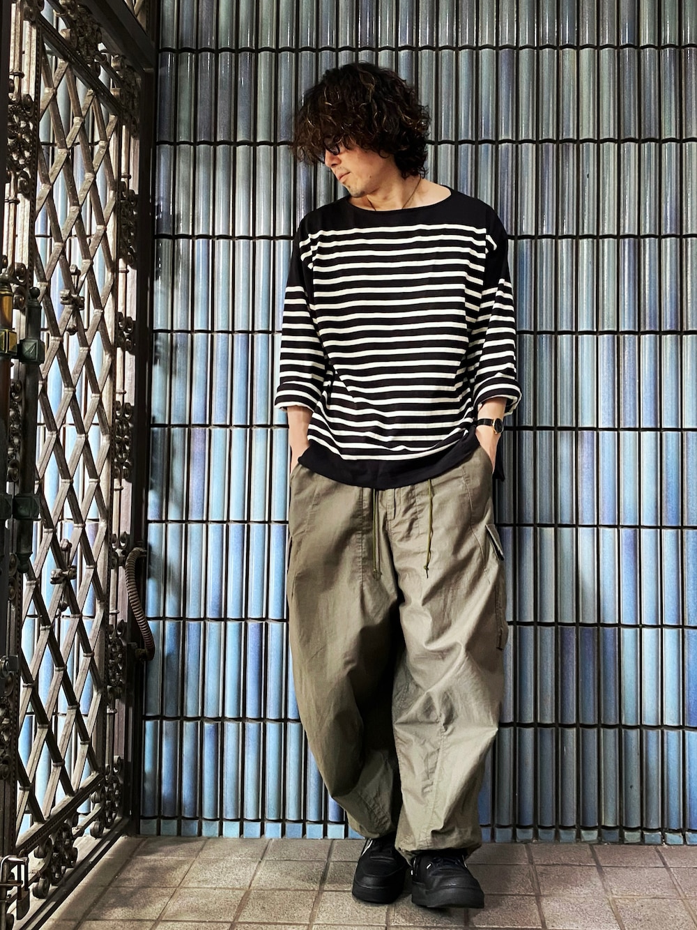 「ファッションを楽しもう、jhonbull、Johnbull Private labo、ジョンブル、ジョンブル　プライベート　ラボ(Johnbull Private labo)、ニードルズ、ニードルス、NEEDLES、ヒザデルパンツ、バスクシャツ、ボーダー、ボーダートップス、ボーダーTシャツ、カーゴパンツ、カーゴパンツコーデ」｜「Johnbullの【新色追加/再入荷】バスクボーダーTシャツ（Tシャツ/カットソー、ブラック系）」を使った、KEITA(ΦωΦ)さん（メンズ・182cm）の秋コーディネートの1枚目の写真