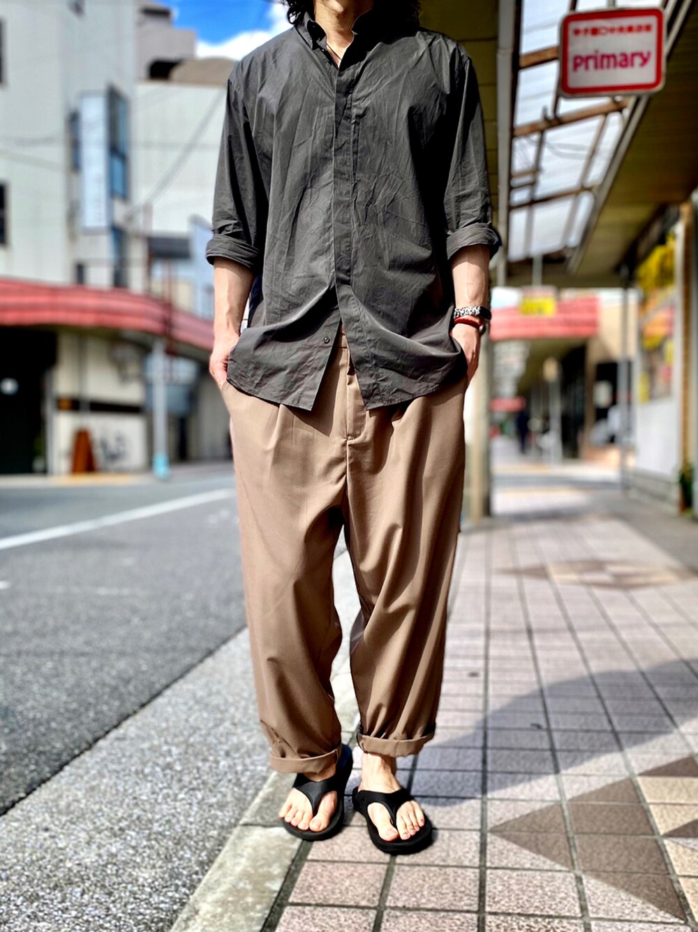 「ミリタリー、ユニクロ、ワイドパンツ、アースカラー、きれいめカジュアル、シャツスタイル、ワイドスラックス、+J、ユニクロコーデ、ミリタリーコーデ、plusj、oofos、ウーフォス、aceshop、スーピマコットンレギュラーフィットシャツ」｜「UNIQLOのスーピマコットンレギュラーフィットシャツ(長袖)（シャツ/ブラウス、グリーン系）」を使った、KEITA(ΦωΦ)さん（メンズ・182cm）の秋コーディネートの1枚目の写真