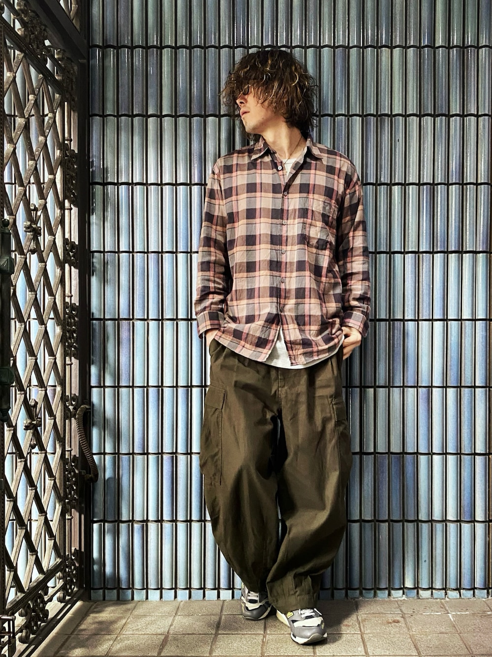 「春のおしゃ見えテクニック、チェックシャツ、ユニクロユー、ユニクロU、UNIQLO U、柄シャツ、カーゴパンツ、カーゴパンツコーデ、フリークスストア、フリークスストア(FREAK'S STORE)、FREAK’Ｓ STORE、ヒザデルパンツ、ミリタリーコーデ、ミリタリーパンツ、春コーデ」｜「UNIQLOのライトフランネルワイドフィットチェックシャツ(長袖)（シャツ/ブラウス、グレー系）」を使った、KEITA(ΦωΦ)さん（メンズ・182cm）の春コーディネートの1枚目の写真