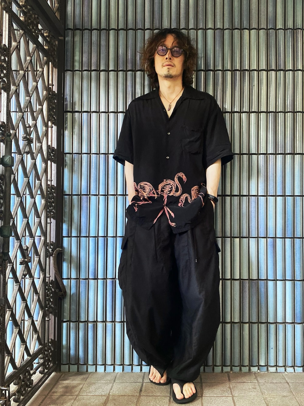 「古着MIX、alohablossom、アロハシャツ、アロハ柄、アロハブロッサム、NEEDLES、ニードルス、ニードルズ、カーゴパンツ、カーゴパンツコーデ、ヒザデルパンツ、oofos、OOFOS、フラミンゴ、オールブラック」｜「aloha blossomのアイテム（シャツ/ブラウス、ブラック系）」を使った、KEITA(ΦωΦ)さん（メンズ・182cm）の秋コーディネートの1枚目の写真