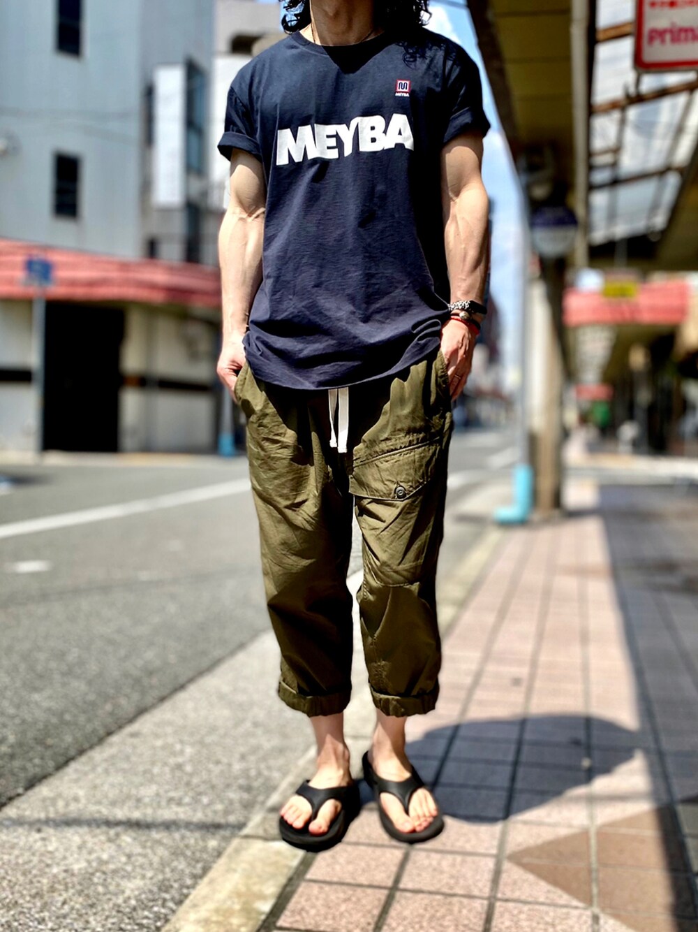 「MEYBA、ロゴT、サッカーシャツ、フットボールTシャツ、カーゴパンツ、ベイカーパンツ、ワークパンツ、ミリタリーパンツ、BACKNUMBER、oofos、ウーフォス、リカバリーサンダル、スポーツサンダル、スポーツミックス、ミリタリー」｜「MEYBAのアイテム（Tシャツ/カットソー、ブルー系）」を使った、KEITA(ΦωΦ)さん（メンズ・182cm）の夏コーディネートの1枚目の写真
