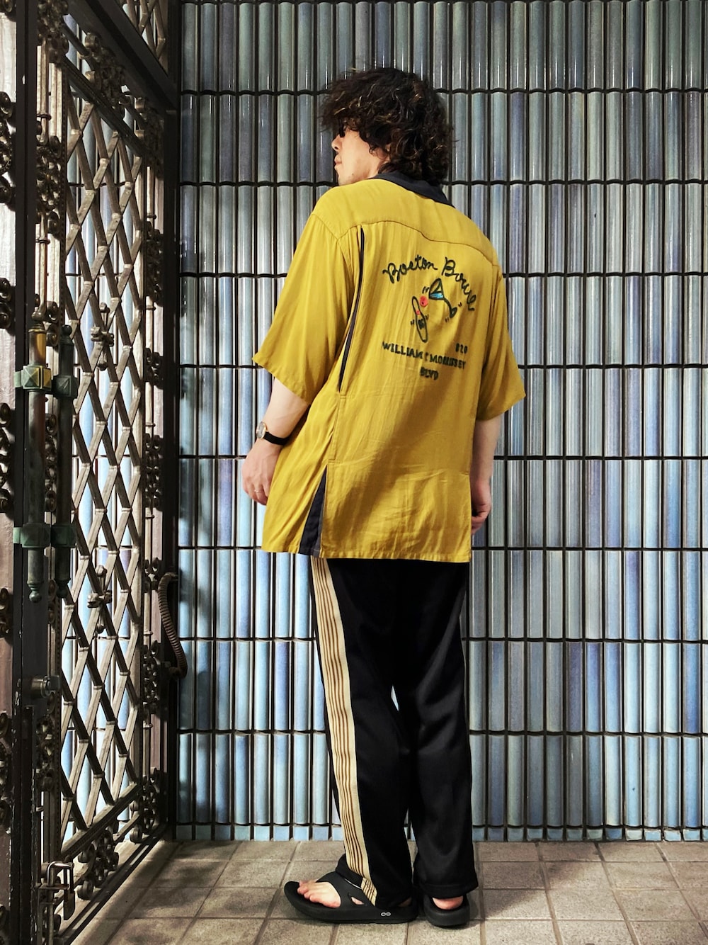 「ボーリングシャツ、秋服まるっと大公開、アロハシャツ、オープンカラーシャツ、マスタード、マスタードイエロー、NEEDLES、needles トラックパンツ、ニードルス、ニードルズ、トラックパンツ、ラインパンツ、Nordgreen、ノードグリーン、oofos」｜「FREAK'S STOREのFREAK'S STORE/フリークスストア VINTAGE ボーリングシャツ/オープンカラーシャツ（シャツ/ブラウス、イエロー系）」を使った、KEITA(ΦωΦ)さん（メンズ・182cm）の秋コーディネートの1枚目の写真