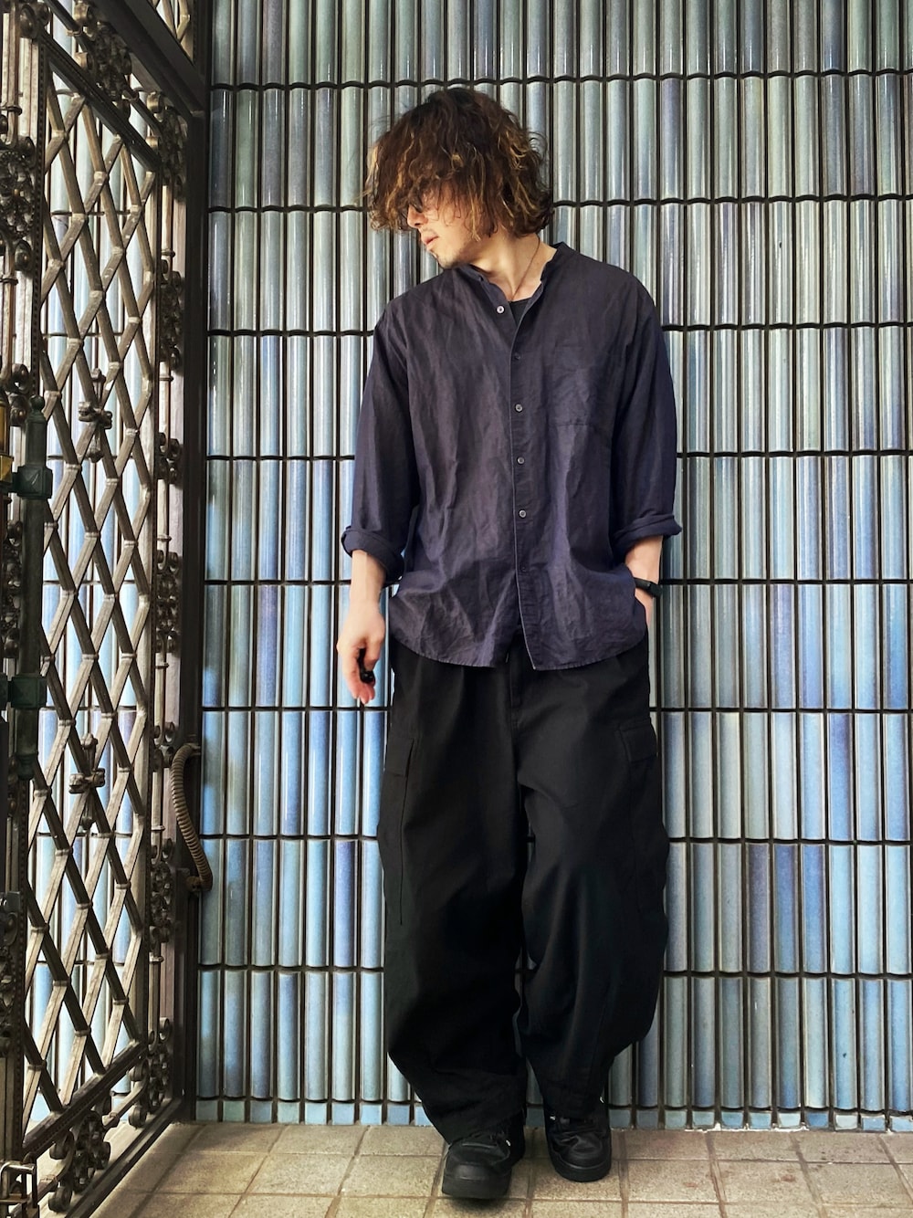 「シンプルコーデ、古着MIX、シャツスタイル、ニードルス、ニードルズ、NEEDLES、ヒザデルパンツ、カーゴパンツ、カーゴパンツコーデ、プチプラ、プチプラコーデ、ネイビー、ネイビーコーデ、リネンシャツ、大人カジュアル」｜「UNIQLOのプレミアムリネンシャツ（長袖）（シャツ/ブラウス、ブラック系）」を使った、KEITA(ΦωΦ)さん（メンズ・182cm）の春コーディネートの1枚目の写真