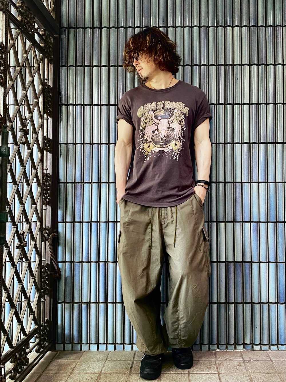 「フェススタイル、古着MIX、夏コーデ、テーマパークコーデ、さらっと晴れやかスナップ、LAST LIBERTY、GUNS N' ROSES、ガンズアンドローゼズ、バンドT、NEEDLES、ニードルス、ニードルズ、ヒザデルパンツ、カーゴパンツ、カーゴパンツコーデ」｜「LAST LIBERTYのLAST LIBERTY/GUNS N`ROSES Tee3（Tシャツ/カットソー、ブラック系）」を使った、KEITA(ΦωΦ)さん（メンズ・182cm）の夏コーディネートの1枚目の写真
