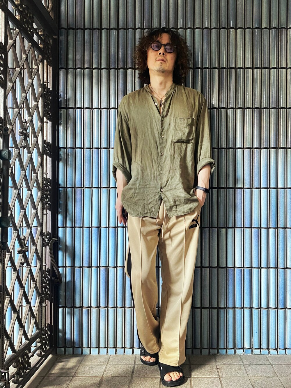 「アウトドアスタイル、秋っぽコーデ更新中、カーキ、PUMA、トラックパンツ、トラックパンツコーデ、リネンシャツ、秋服、大人コーデ、シャツスタイル、ユニクロ、ユニクロコーデ、オーバーサイズシャツ、sublime、ラインパンツ」｜「UNIQLOのプレミアムリネンスタンドカラーシャツ(長袖)（シャツ/ブラウス、グリーン系）」を使った、KEITA(ΦωΦ)さん（メンズ・182cm）の秋コーディネートの1枚目の写真