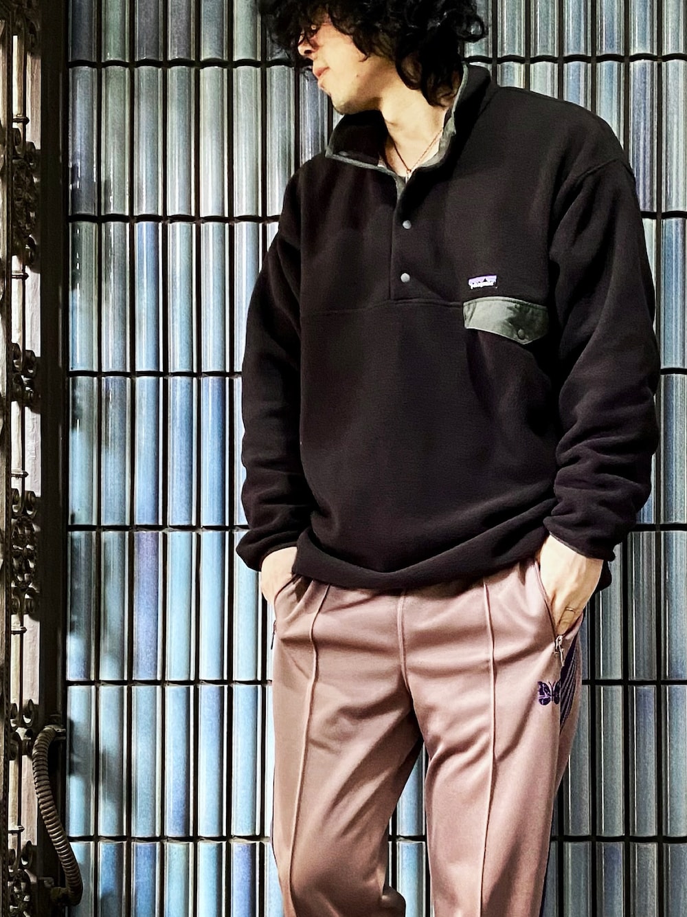 「パタゴニア、パタゴニアのフリース、patagonia、patagoniaのフリース、スナップT、シンチラ、シンチラスナップT、NEEDLES、needles トラックパンツ、ニードルス、ニードルズ、トラックパンツ、ラインパンツ、スポーツミックス、レトロX」｜「patagoniaのSynch Snap-T pullover（トップス、ブラック系）」を使った、KEITA(ΦωΦ)さん（メンズ・182cm）の冬コーディネートの1枚目の写真