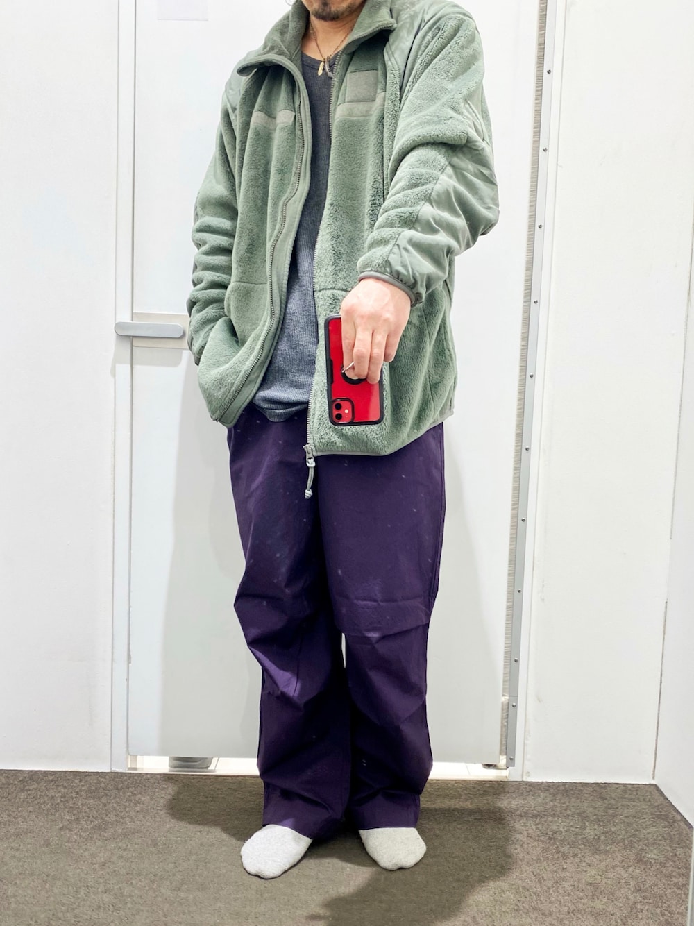 「パラシュートパンツ、ワイドフィットパラシュートパンツ、ECWCS、ecwcs level3、LEVEL3、カーゴパンツ、カーゴパンツコーデ、紫コーデ、紫パンツ、パープル、パープルコーデ、パープルパンツ、ユニクロユー、ユニクロU、UNIQLO U」｜「MILITARYのECWCS Gen3 LEVEL3（ミリタリージャケット、グリーン系）」を使った、KEITA(ΦωΦ)さん（メンズ・182cm）の冬コーディネートの1枚目の写真