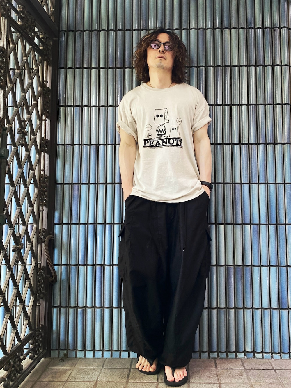 「お出かけコーデ、古着MIX、秋服準備はじめました、PEANUTS、ピーナッツ、スヌーピー、スヌーピーT、フリークスストア、フリークスストア(FREAK'S STORE)、FREAK’Ｓ STORE、カーゴパンツ、カーゴパンツコーデ、ヒザデルパンツ、oofos、OOFOS」｜「Vintage PEANUTSのPEANUTS TEE　＊☆（Tシャツ/カットソー、ホワイト系）」を使った、KEITA(ΦωΦ)さん（メンズ・182cm）の夏コーディネートの1枚目の写真