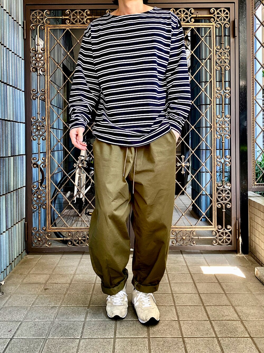 「バスクシャツ、バスクボーダー、ボーダー、ボーダートップス、ボーダーTシャツ、ジョンブル、ジョンブル　プライベート　ラボ(Johnbull Private labo)、ジョンブルプライベートラボ、ラウンドパンツ、サーカスパンツ、カーゴパンツ、カーゴパンツコーデ、オーバーサイズシャツ、ミリタリー、ミリタリーコーデ」｜「Revo.の【THE HITSS】バスクボーダー ボートネック ロングスリーブTシャツ（Tシャツ/カットソー、ブラック系）」を使った、KEITA(ΦωΦ)さん（メンズ・182cm）の夏コーディネートの1枚目の写真