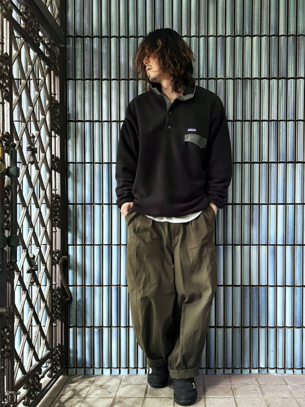 「今日のコーデ、プチプラ、patagonia、patagoniaのフリース、パタゴニア、パタゴニアのフリース、パタゴニアコーデ、シンチラスナップT、カーゴパンツ、カーゴパンツコーデ、アウトドアスタイル、アウトドア、ミリタリー、ミリタリーコーデ、ミリタリーパンツ」｜「patagoniaのSynch Snap-T pullover（トップス、ブラック系）」を使った、KEITA(ΦωΦ)さん（メンズ・182cm）の春コーディネートの1枚目の写真