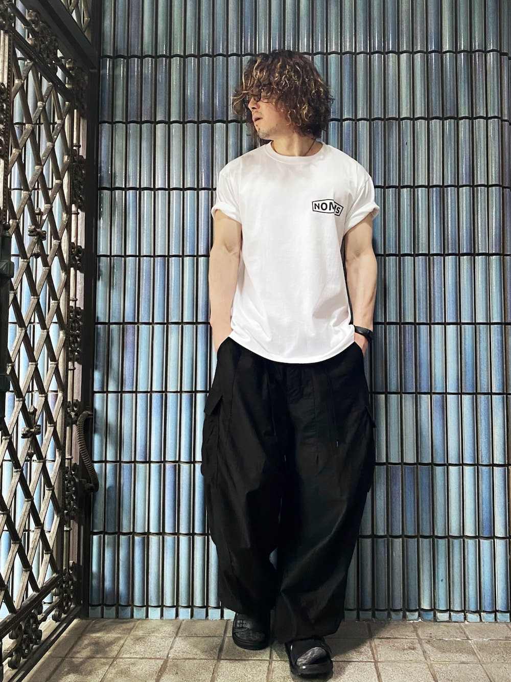 「フェススタイル、古着MIX、夏コーデ、テーマパークコーデ、広島、ヒザデルパンツ、NEEDLES、ニードルス、ニードルズ、カーゴパンツ、カーゴパンツコーデ、モノトーンコーデ、ワイドパンツ、フェスコーデ、フェスTシャツ」｜「Needlesのアイテム（カーゴパンツ、ブラック系）」を使った、KEITA(ΦωΦ)さん（メンズ・182cm）の夏コーディネートの1枚目の写真