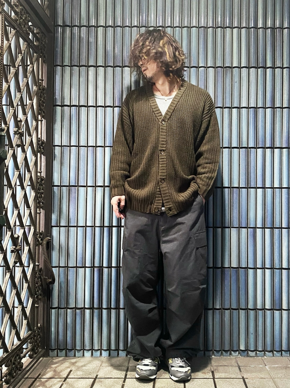 「EMMA  CLOTHES、shoowtime、MONO-MART、カーディガン、カーディガンコーデ、カーゴパンツ、カーゴパンツコーデ、パラシュートパンツ、オーバーサイズニット、ミリタリーパンツ、大人カジュアル、大人コーデ、ニットカーディガン、グレーパンツ、ロングカーディガン」｜「EMMA CLOTHESの5G畦編みボリュームニット ルーズカーディガン EMMA CLOTHES（カーディガン/ボレロ、ブラウン系）」を使った、KEITA(ΦωΦ)さん（メンズ・182cm）の冬コーディネートの1枚目の写真