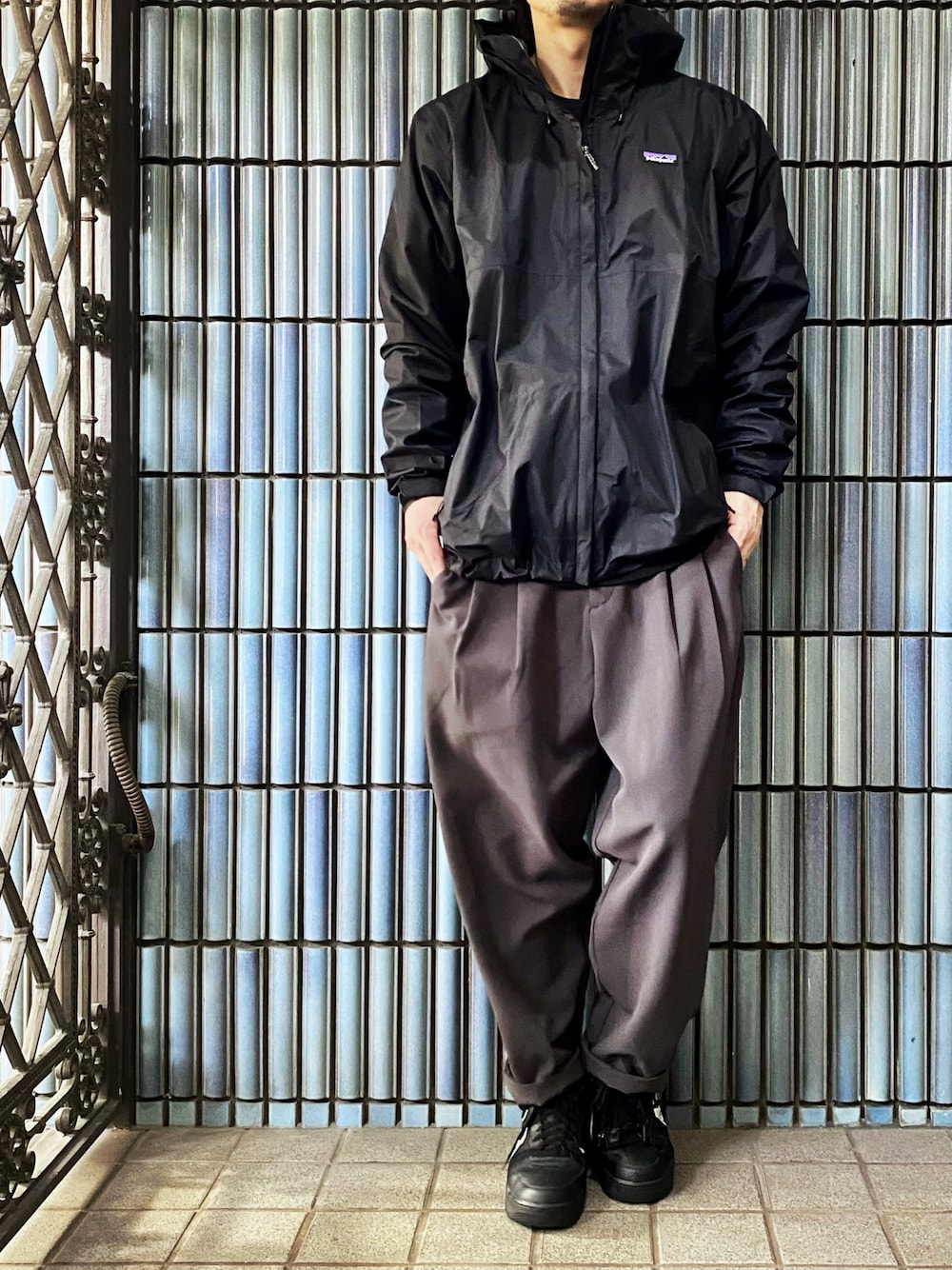 「トレントシェル、パタゴニア、patagonia、WYM、WYM×ATTACHMENT、ATTACHMENT、ワイドスラックス、エアフォースワン、モノトーン、モノトーンコーデ、雨の日コーデ、シェル、オーバーサイズ、アメカジ、アメカジコーデ」｜「patagoniaのMs Torrentshell 3L Jacket（マウンテンパーカー、ブラック系）」を使った、KEITA(ΦωΦ)さん（メンズ・182cm）の冬コーディネートの1枚目の写真