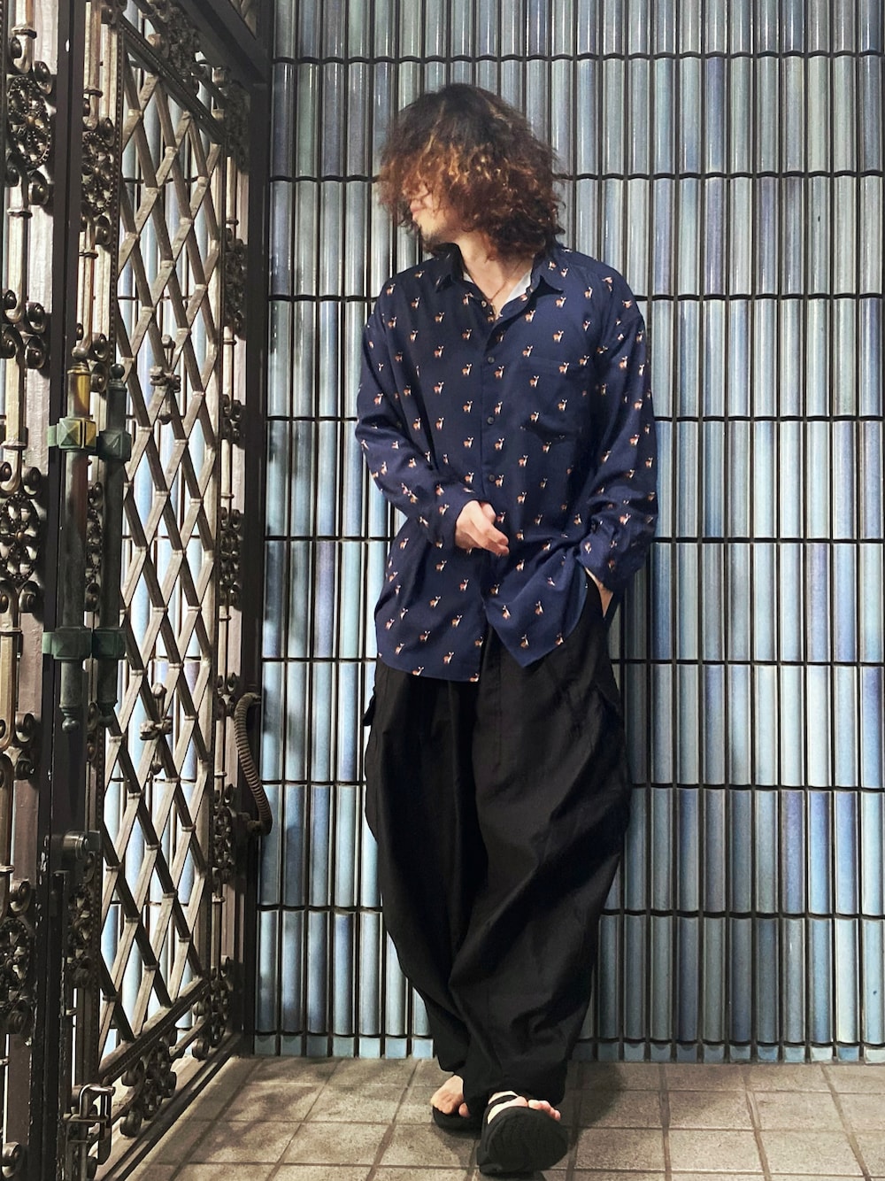 「KEITA MARUYAMA、ケイタマルヤマ、ニードルズ、ニードルス、NEEDLES、カーゴパンツ、カーゴパンツコーデ、ヒザデルパンツ、oofos、ガラシャツ、柄シャツ、パジャマ、パジャマシャツ、バンビ、バンビ柄」｜「KEITA MARUYAMAの【KEITA MARUYAMA】アソート柄シャツ（シャツ/ブラウス、ブルー系）」を使った、KEITA(ΦωΦ)さん（メンズ・182cm）の夏コーディネートの1枚目の写真
