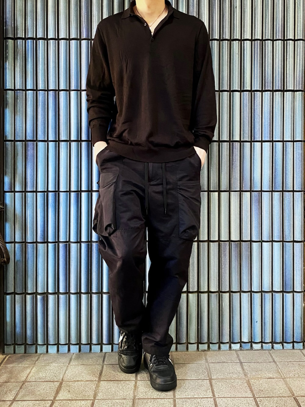 「ニットポロ、ニットポロシャツ、NULLTOKYO、BEAMS、カーゴパンツ、カーゴパンツコーデ、エアフォースワン、エアフォース1、airforce1、ポロシャツ、ニット、ニットコーデ、ミリタリーパンツ、ブラウン、ブラウンコーデ」｜「UNIQLOのエクストラファインメリノニットポロシャツ(長袖)（ポロシャツ、ブラウン系）」を使った、KEITA(ΦωΦ)さん（メンズ・182cm）の秋コーディネートの1枚目の写真