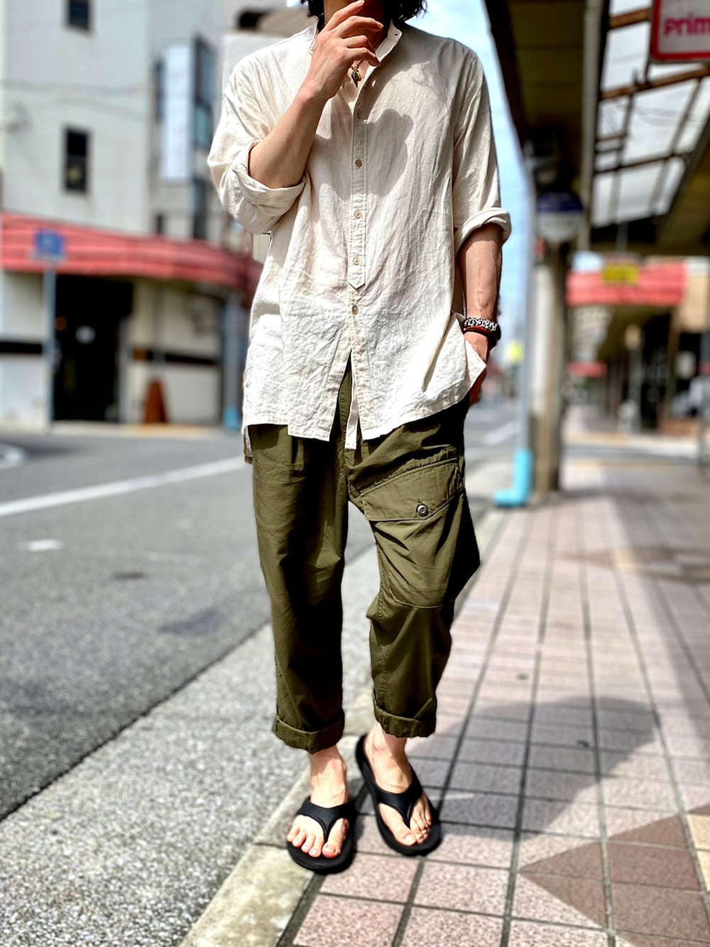 「RAGEBLUE、BACKNUMBER、oofos、レイジブルー、ウーフォス、ミリタリー、カーゴパンツ、ベイカーパンツ、military、スタンドカラー、バンドカラー、スタンドカラーシャツ、お洒落さんとつながりたい、バンドカラーシャツ、ラブアンドピース2021」｜「RAGEBLUEのリネン混ロングシャツ/876019（シャツ/ブラウス、ホワイト系）」を使った、KEITA(ΦωΦ)さん（メンズ・182cm）の秋コーディネートの1枚目の写真