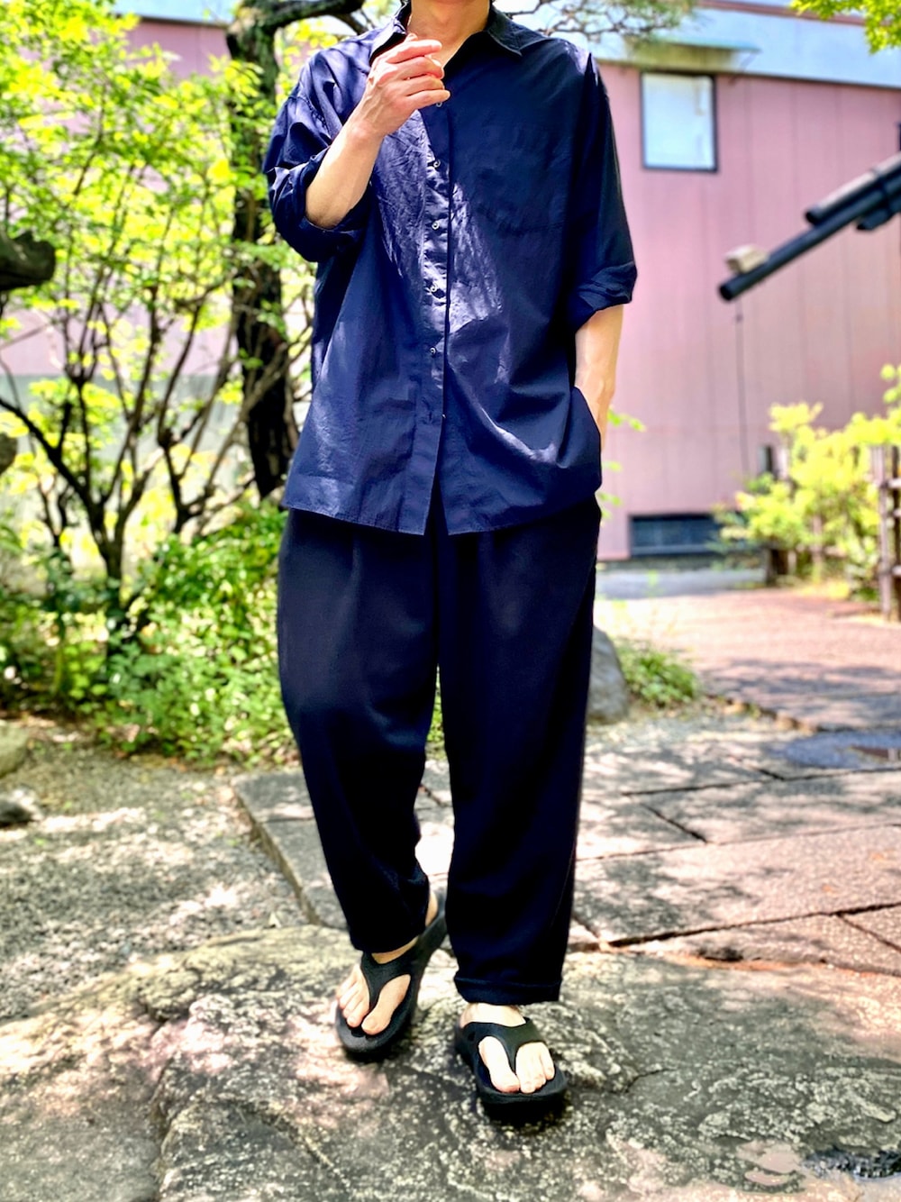 「oofos、OOFOS、ウーフォス、スウェットギャザーパンツ、スウェットパンツ、スウェットコーデ、ユニクロユー、ユニクロU、UNIQLO U、サンダル、オーバーサイズシャツ、ロングシャツ、ネイビーコーデ、ネイビーシャツ、腕まくり」｜「UNIQLOのエクストラファインコットンオーバーサイズロングシャツ（長袖）（シャツ/ブラウス、ブルー系）」を使った、KEITA(ΦωΦ)さん（メンズ・182cm）の夏コーディネートの1枚目の写真