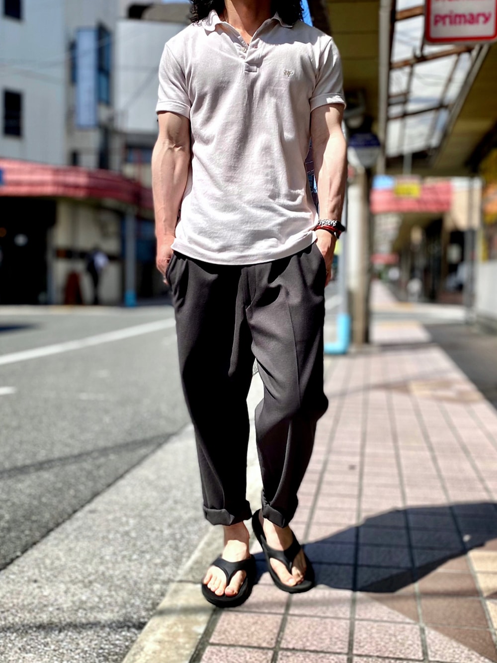 「Scye、scye basic、ポロシャツ、ポロシャツコーデ、ワイドフィットテーパードパンツ、ユニクロユー、UNIQLO U、ユニクロ、UNIQLO、oofos、ウーフォス、リカバリーサンダル、スポーツサンダル、スラックス、きれいめカジュアル」｜「Scyeの【Scye】〈別注〉鹿の子ポロシャツ MEN（ポロシャツ、ホワイト系）」を使った、KEITA(ΦωΦ)さん（メンズ・182cm）の夏コーディネートの1枚目の写真