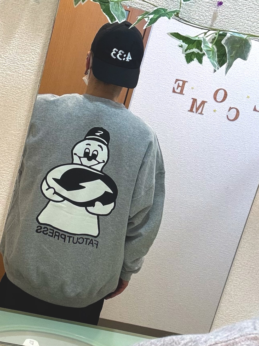 「ストリートコーデ、キャップ、帽子、トレーナー、スウェット、ミンナノ、ファッションを楽しもう、春服」｜「FAT CUT PRESSのアイテム（トップス、グレー系）」を使った、チャパティンさん（メンズ・174cm）の冬コーディネートの1枚目の写真
