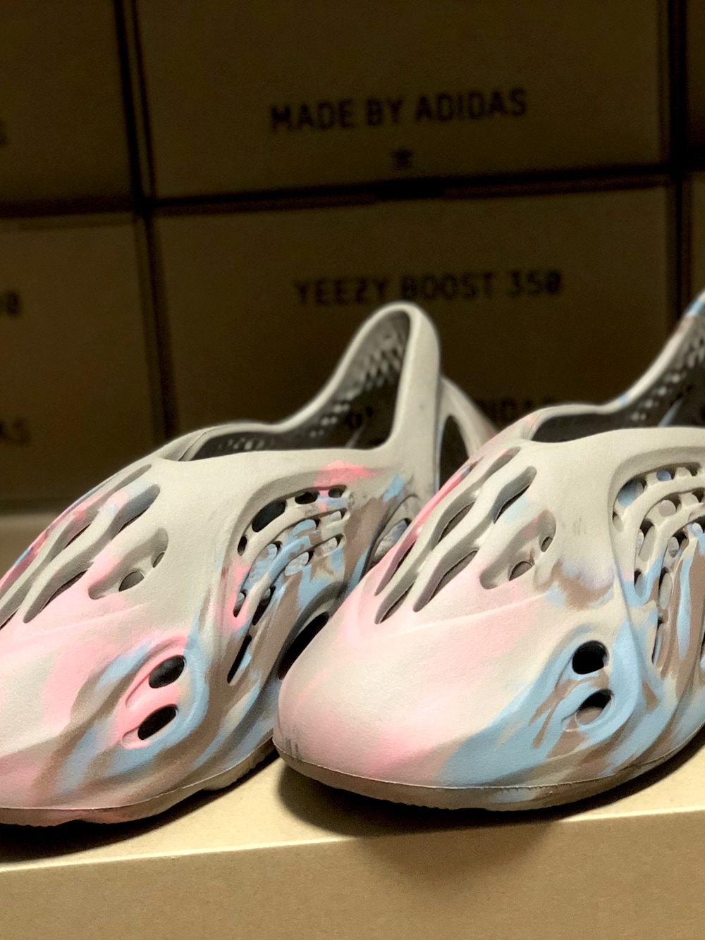 「サンダル、フォームランナー、FOAM RUNNER、アディダス、adidas」｜「Yeezyのアイテム（サンダル、その他）」を使った、チャパティンさん（メンズ・174cm）の冬コーディネートの1枚目の写真
