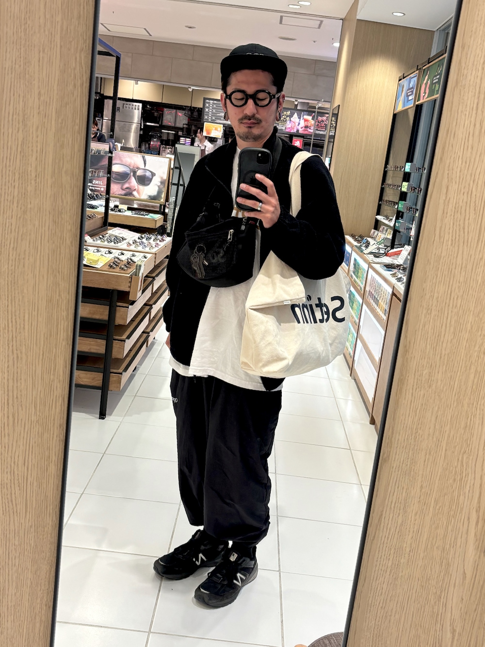 「休日コーデ、メンズコーデ、シャカシャカ、シンプルスタイル、キャップ、フリース、めがね、黒、ニューバランス」｜「new balance 990v5のアイテム（シューズ、ブラック系）」を使った、チャパティンさん（メンズ・174cm）の秋コーディネートの1枚目の写真