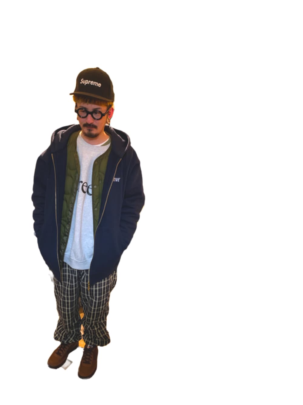「今日のコーデ、休日コーデ、ナイキ、supreme、ユニクロ、UNIQLO、メガネ男子、ヒゲ、パーカー、ストリート、トムサックス」｜「NIKEのアイテム（シューズ、ブラウン系）」を使った、チャパティンさん（メンズ・174cm）の冬コーディネートの1枚目の写真