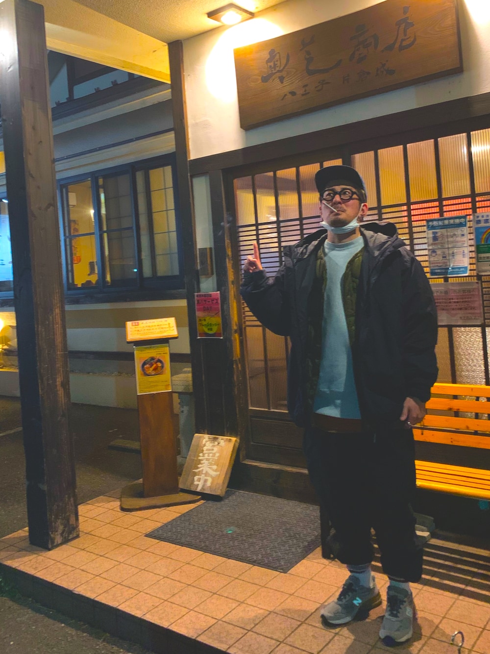 「今日のコーデ、ストリート、UNIQLO、ストリートコーデ、キャップ、めがね、ヒゲメガネ、ニューバランス993、トレーナー」｜「SELECTSのアイテム（キャップ、ブルー系）」を使った、チャパティンさん（メンズ・174cm）の冬コーディネートの1枚目の写真