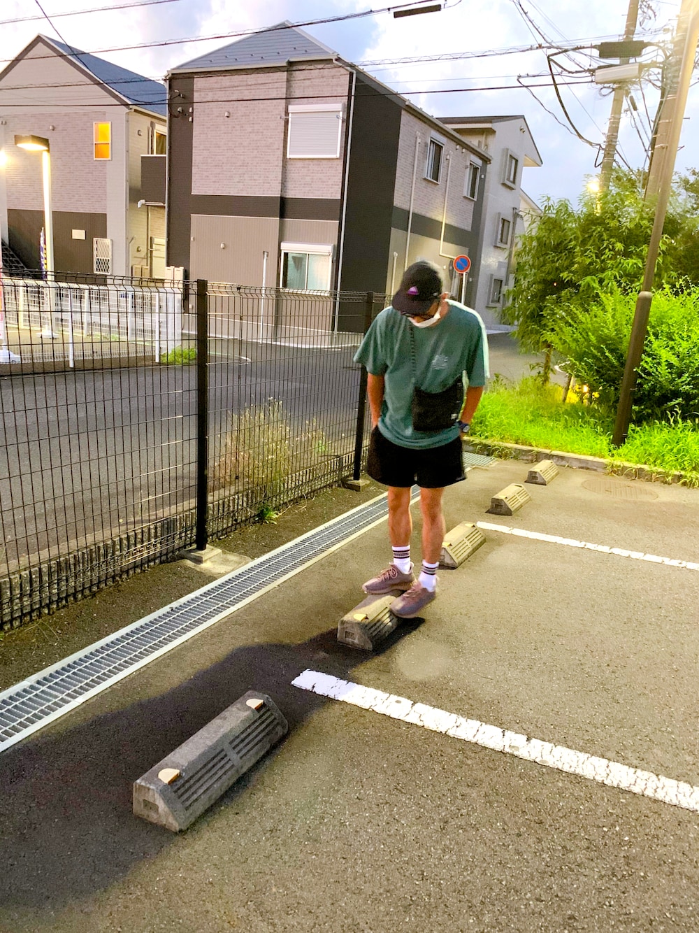「休日スタイル、夏コーデ、シンプルコーデ、アウトドアスタイル、イージーブースト、メガネ男子、ハーフパンツ、Tシャツ」｜「酒飲倶楽部のアイテム（Tシャツ/カットソー、グリーン系）」を使った、チャパティンさん（メンズ・174cm）の夏コーディネートの1枚目の写真