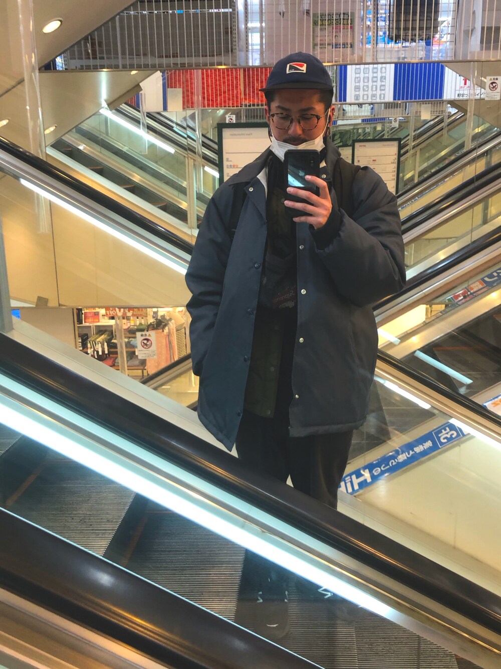 「今日のコーデ、シンプルコーデ、ユニクロ、UNIQLO、メガネ男子、ah.h、長谷川昭雄、ブラック、ナイロンジャケット、ニューバランス」｜「NIKE SBのアイテム（帽子、ブルー系）」を使った、チャパティンさん（メンズ・174cm）の冬コーディネートの1枚目の写真