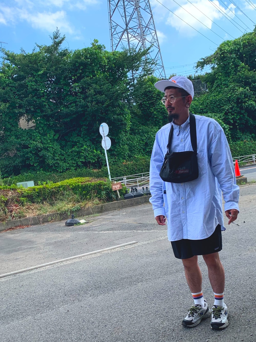 「休日コーデ、シャツスタイル、ショートパンツ、丸めがね、patagonia、New Balance、爽やかコーデ、ストリートコーデ、ストリートMIX、キャップ、ヒゲメガネ、ピアス」｜「NEW BALANCEのNew Balance M801 m801at（スニーカー、グレー系）」を使った、チャパティンさん（メンズ・174cm）の夏コーディネートの1枚目の写真