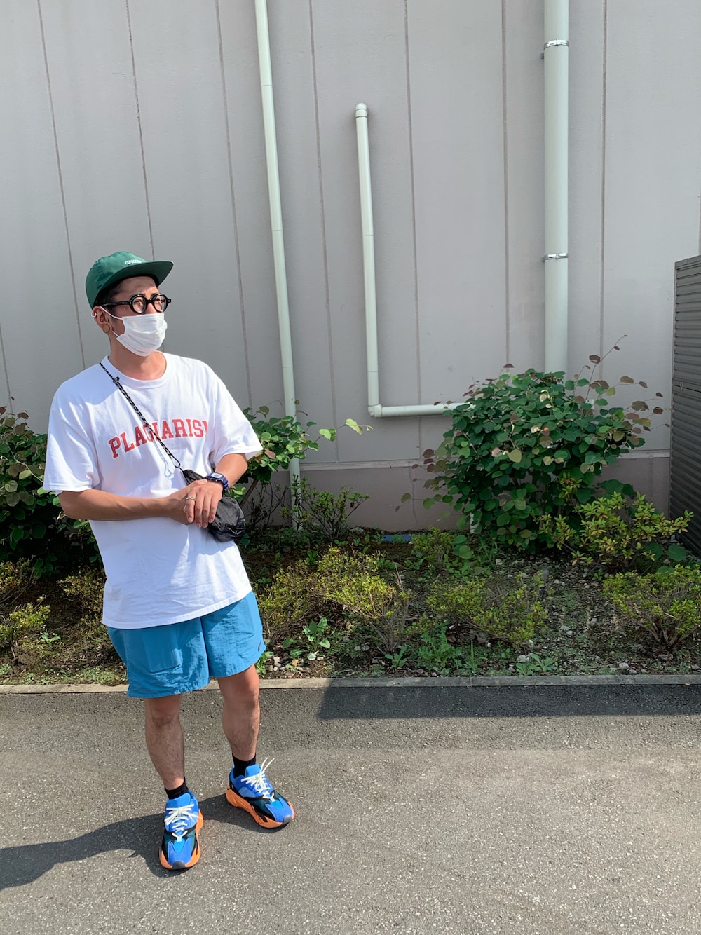 「休日コーデ、夏だ！Tシャツ着よう！、スニーカー、ショートパンツ、めがね、キャップ、イージーブースト、カジュアルコーデ」｜「adidasのアイテム（シューズ、ブルー系）」を使った、チャパティンさん（メンズ・174cm）の夏コーディネートの1枚目の写真