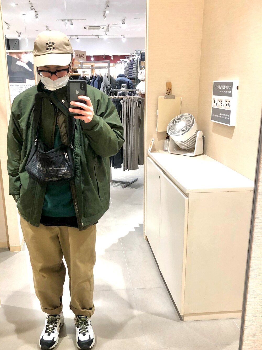 「シンプルコーデ、今日のコーデ、シンプル、ベージュ、グリーン、キャップ、メガネ男子、チノパン」｜「AlexanderLeeChangのAlexanderLeeChang/アレキサンダーリーチャン ＫＡＮＪＩ　ＣＯＬＬＥＧＥ　ＣＡＰ（キャップ、ベージュ系）」を使った、チャパティンさん（メンズ・174cm）の冬コーディネートの1枚目の写真