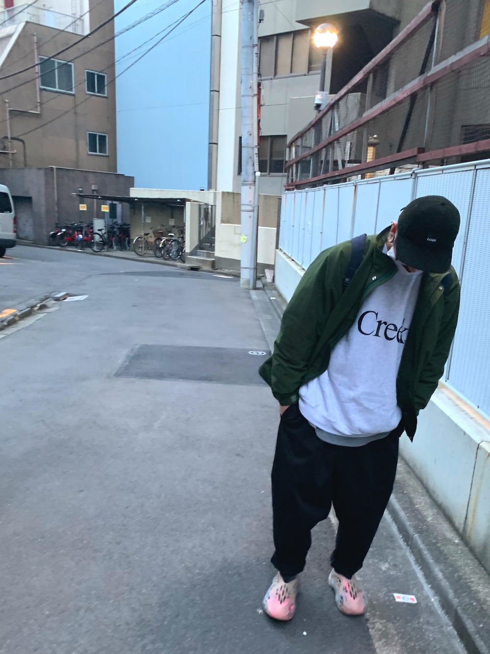 「春、シンプル、ストリートコーデ、ラフ、スウェット、creek、カップアンドコーン、スティーブンアラン、キャップ、サンダル、メガネ男子、今日のコーデ」｜「Yeezyのアイテム（サンダル、その他）」を使った、チャパティンさん（メンズ・174cm）の冬コーディネートの1枚目の写真