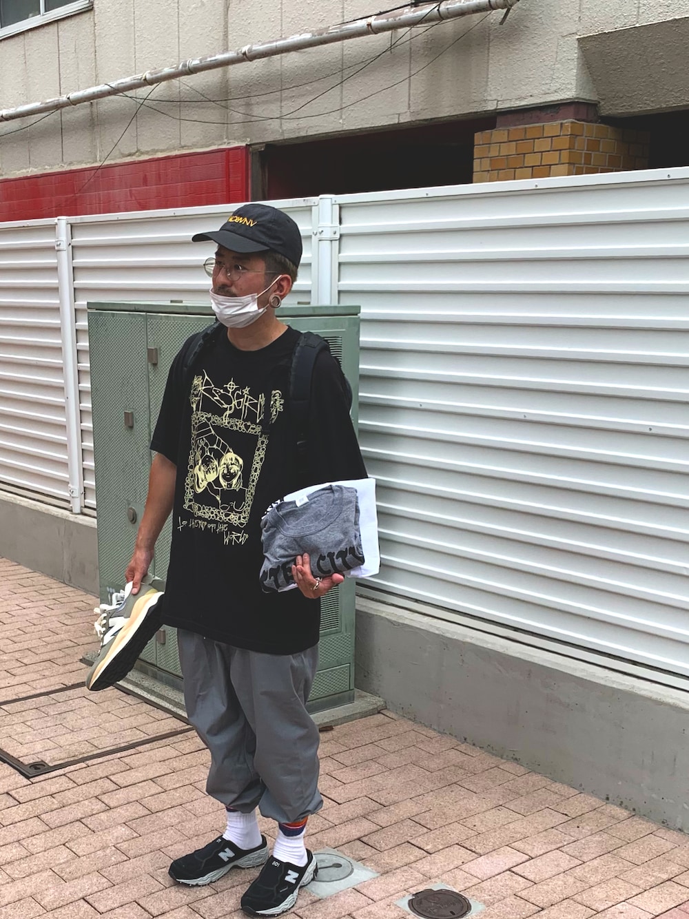「オーバーサイズ、メガネ男子、ヒゲ、ヒゲメガネ、休日スタイル、キャップ、スニーカーコーデ、ストリート、夏だ！Tシャツ着よう！」｜「NEW BALANCEのアイテム（シューズ、ブラック系）」を使った、チャパティンさん（メンズ・174cm）の夏コーディネートの1枚目の写真