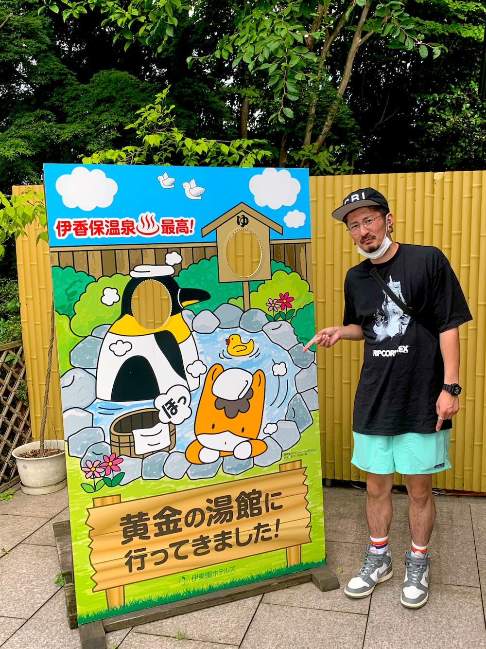 「夏コーデ、休日スタイル、シンプルコーデ、ストリート、Tシャツ、NIKE、ショートパンツ、キャップ、伊香保温泉、めがね」｜「NIKEのNIKE DUNK HI RETRO SE VINTAGE DM0582-001（スニーカー、グレー系）」を使った、チャパティンさん（メンズ・174cm）の夏コーディネートの1枚目の写真