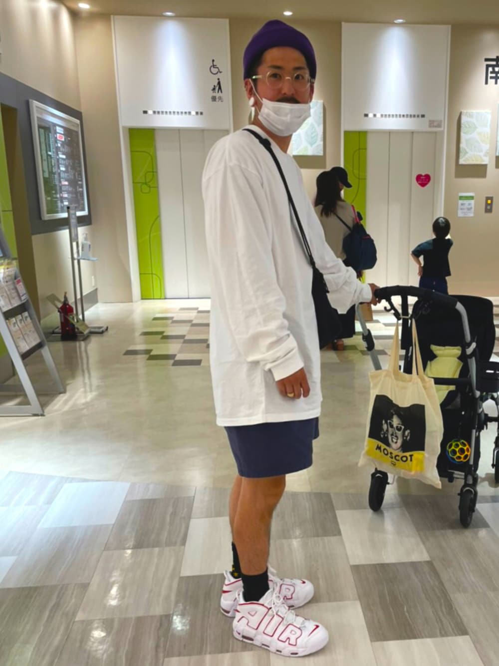 「夏コーデ、ビックシルエット、休日スタイル、メガネ男子、ニット帽、ハーフパンツ、ナイキ、ロンT」｜「熱海と東京のアイテム（トップス、ホワイト系）」を使った、チャパティンさん（メンズ・174cm）の夏コーディネートの1枚目の写真
