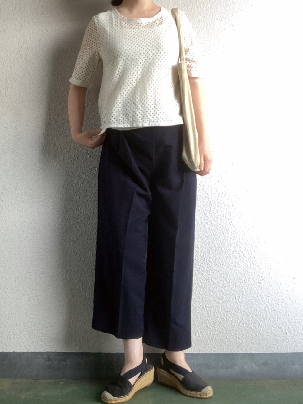 ホワイト系のTシャツ/カットソー、ブルー系のパンツを着用したレディースの夏コーディネートの1枚目の写真