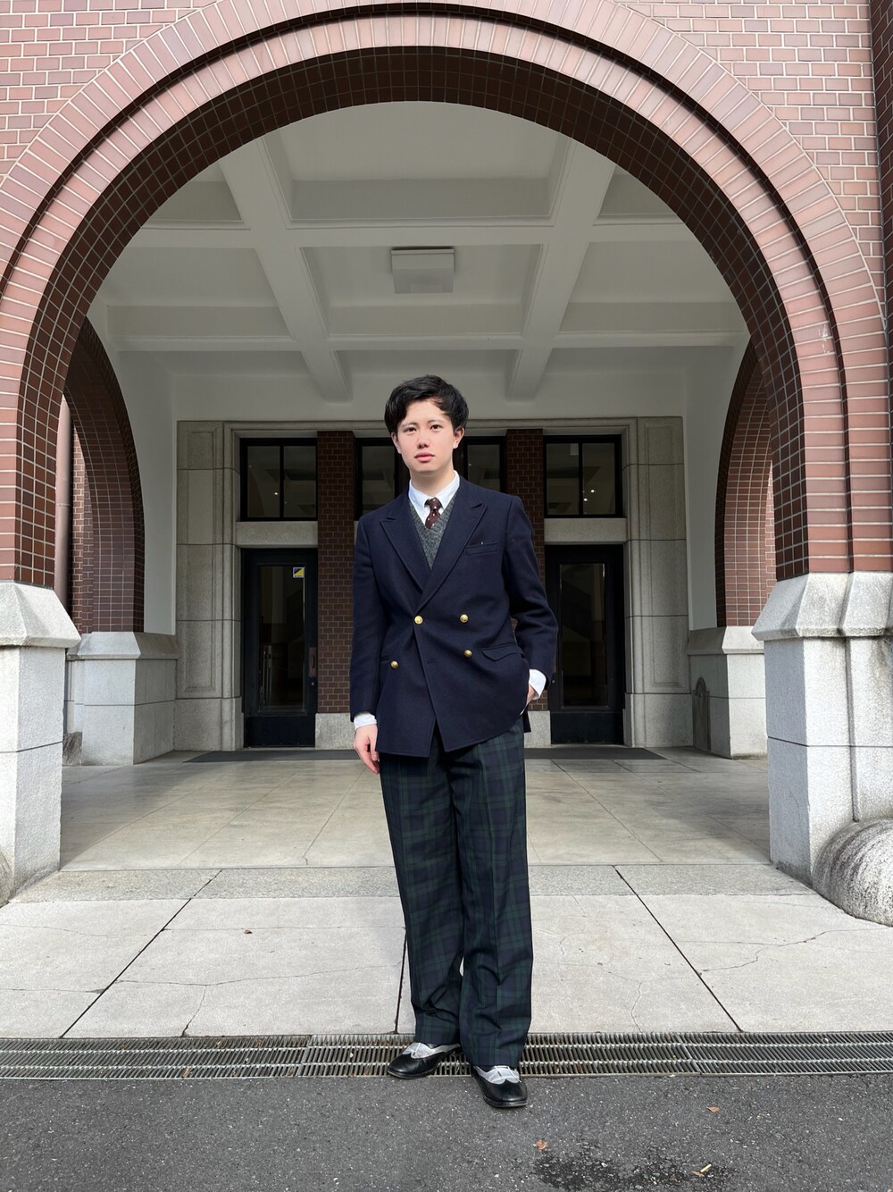 「お洒落さんとつながりたい、UNIQLO、GU、大学生、シャツスタイル、大人カジュアル、カジュアル、フォローミー、ネイビー、ジャケット、ダブルジャケット、金ボタン、チェックパンツ、ネクタイ、ドット」｜「Maison Margielaのアイテム（シューズ、ブラック系）」を使った、hさん（メンズ・174cm）の冬コーディネートの1枚目の写真