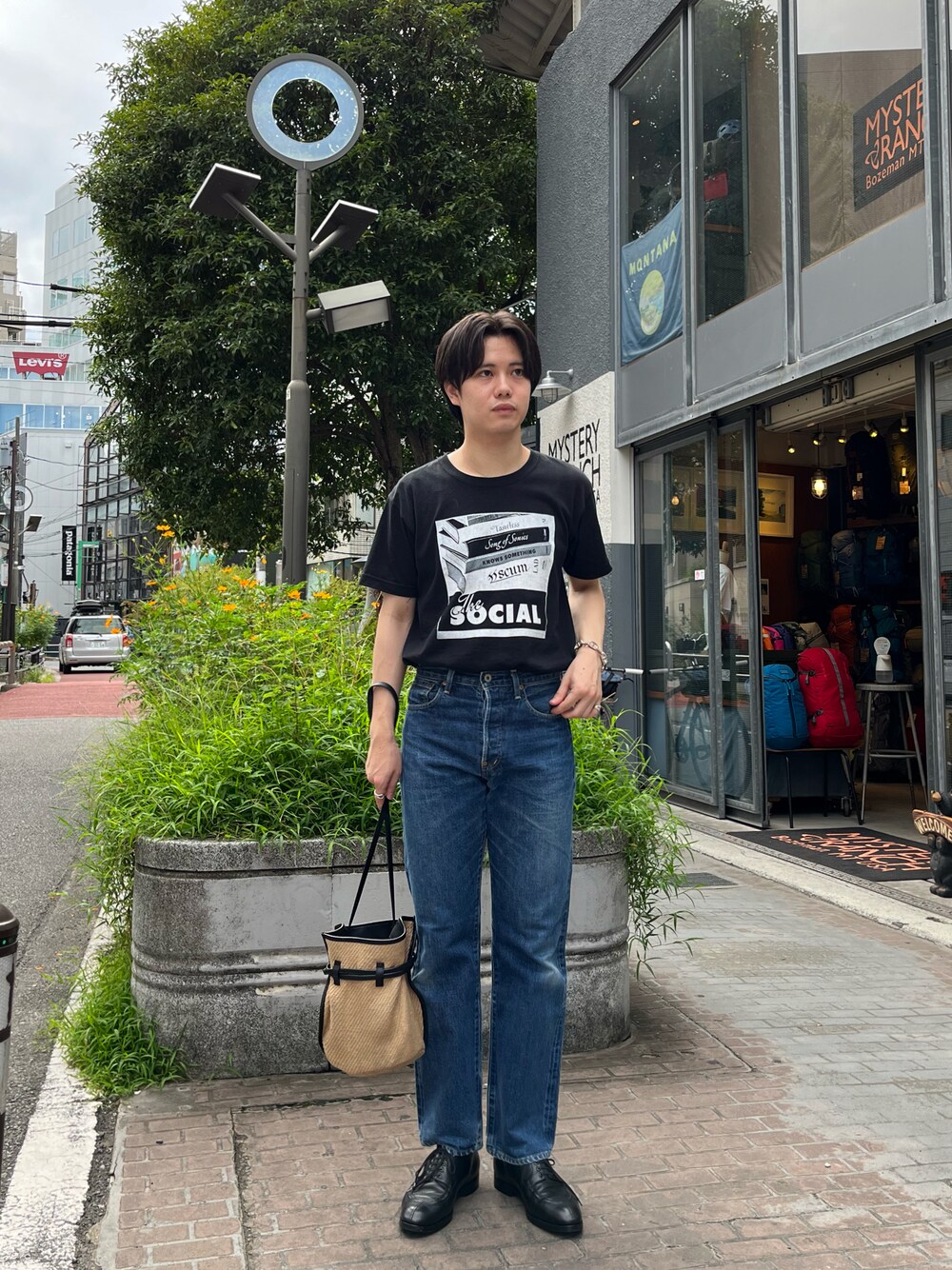 「お洒落さんとつながりたい、デニム、カジュアル、ファッションの力を信じよう、古着MIX、vintage、デニムパンツ、ootd、レザー、オーバーサイズ、ショルダーバッグ、革靴」｜「Levi'sのアイテム（デニムパンツ、ブルー系）」を使った、hさん（メンズ・174cm）の秋コーディネートの1枚目の写真