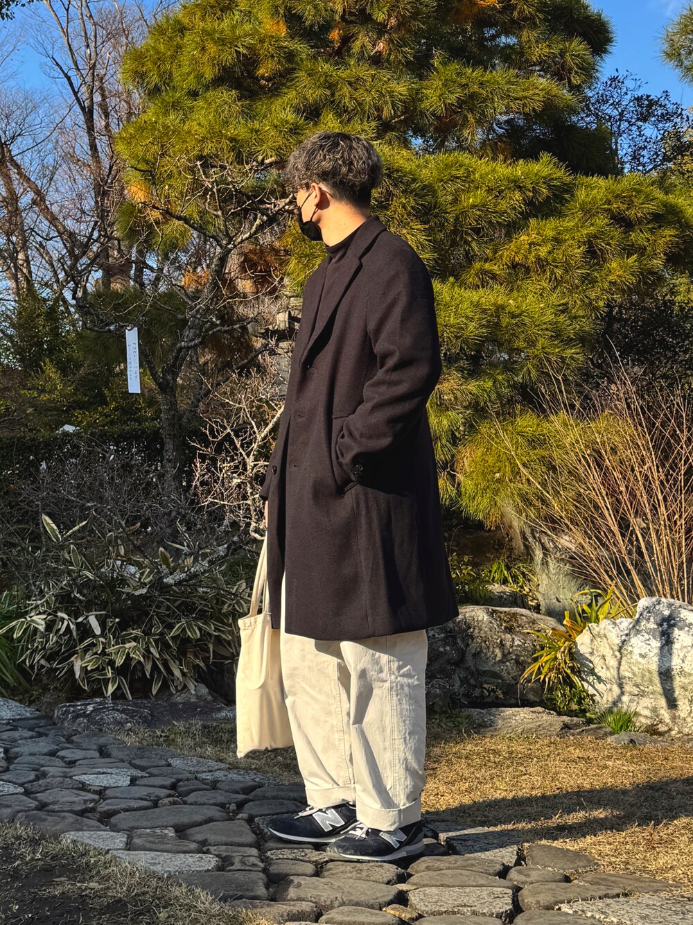 「大人カジュアル、シンプルコーデ、MHL.、きれいめカジュアル、好きな服を着る」｜「GLOBAL WORKのウーリーテックロングコート/278048（ステンカラーコート、ブラック系）」を使った、K師さん（メンズ・175cm）の春コーディネートの1枚目の写真